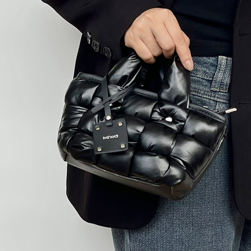 Women Bags In Trend - Czarne torby typu tote, modne, uniwersalne,